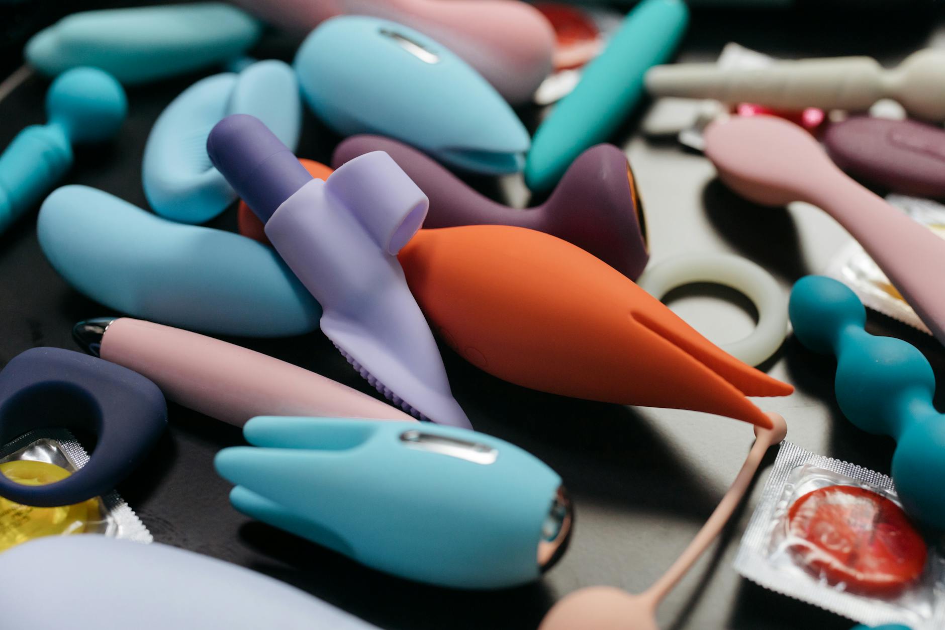 Gamme de vibromasseurs colorés et jouets pour adultes, vue rapprochée