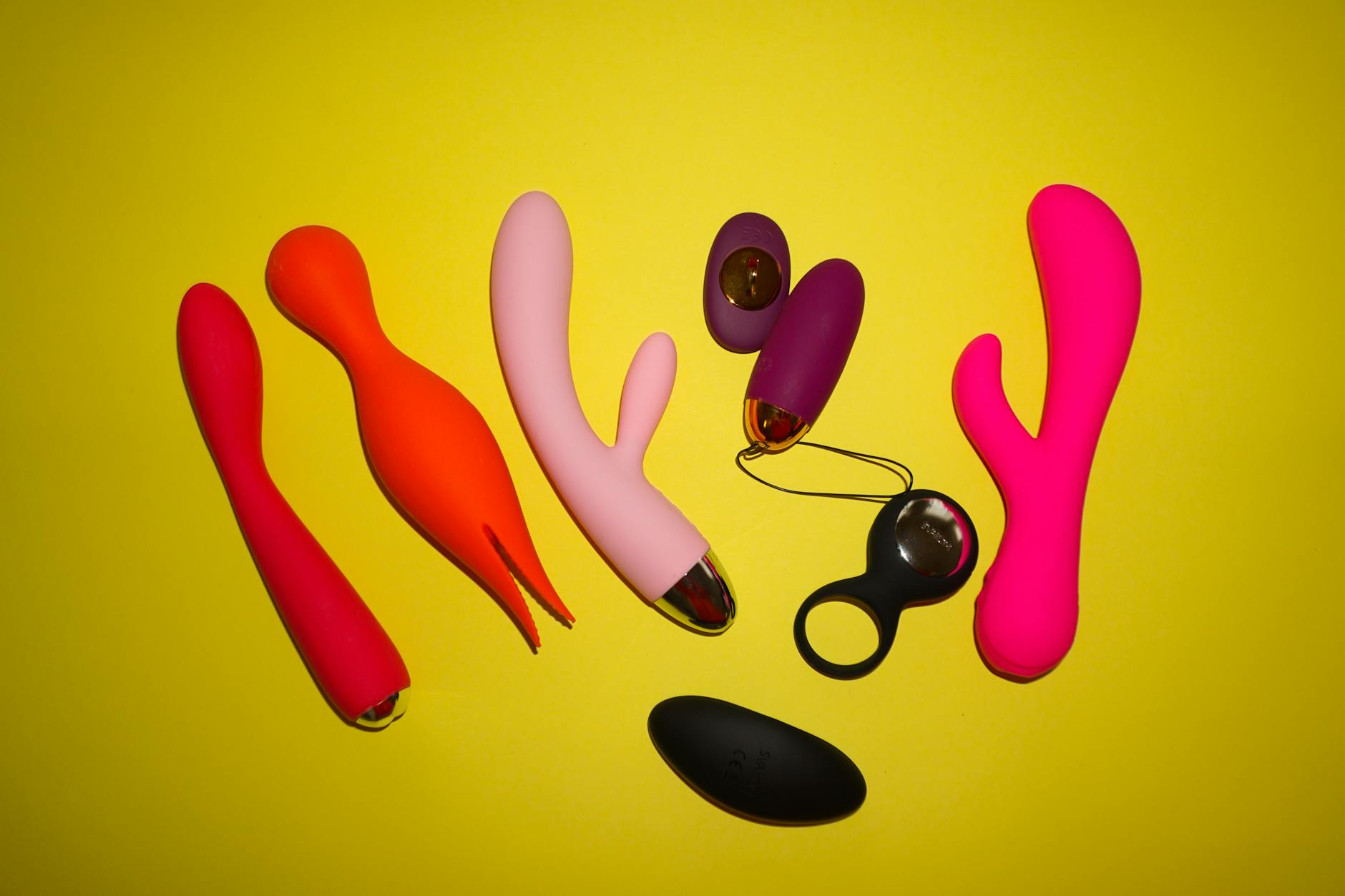 Collection colorée de jouets pour adultes affichée sur fond jaune vif